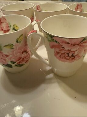 Pink Floral Ceramic Mug - Classic Rose Pattern